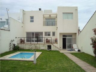 Amplia y moderna Casa 4 dormitorios y piscina zona Parque Primavesi