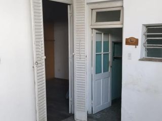 Casa Antigua - Pasillo Pte Roca 2900 Dos Habitaciones. Patio y Terraza.
