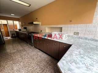 Foto 8 de Casa ideal para una familia grande, con una antigüedad de 50 años, por remodelar, pero en excelente estado.  Se vende a precio de terreno, con sistema