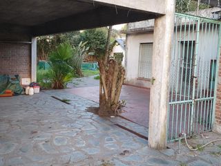 IMPERDIBLE CASA CON GRAN TERRENO !!!