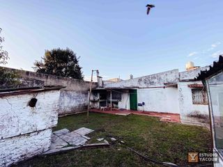 Casa en venta - 3 Dormitorios 1 Baño - Cochera - 300Mts2 - Los Hornos, La Plata