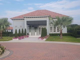 Foto 17 de Venta de casa amplia con  acabados de lujo- Urb. Casalaguna- A pocos min. Riocentro Dorado.