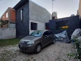 Casa en venta - 2 dormitorios 2 baños - cocheras - 250mts2 - Arturo Seguí, La Plata