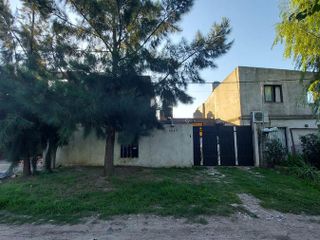 Casa en venta - 2 dormitorios 2 baños - cocheras - 250mts2 - Arturo Seguí, La Plata