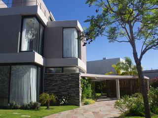 Foto 1 de Casa en alquiler anual en El Golf, Nordelta