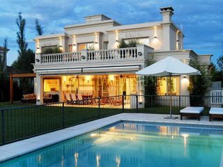 D. Esteche Realty & Home Ayres de Pilar Impecable casa estilo francés
