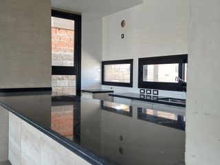 Casa en venta - 3 Dormitorios 4 Baños - Cochera - 624Mts2 - José Hernández, La Plata
