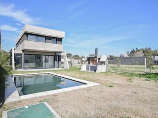 Casa en venta - 3 Dormitorios 4 Baños - Cochera - 624Mts2 - José Hernández, La Plata