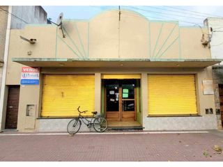 Foto 1 de Amplio local comercial + departamento de 3 amb en pleno centro.