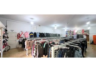 Foto 5 de Amplio local comercial + departamento de 3 amb en pleno centro.