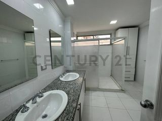Foto 12 de Se Vende Amplio Departamento Remodelado de Oportunidad en Urdesa