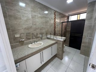 Foto 20 de Se Vende Amplio Departamento Remodelado de Oportunidad en Urdesa
