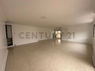 Foto 1 de Se Vende Amplio Departamento Remodelado de Oportunidad en Urdesa