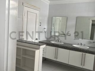 Foto 10 de Se Vende Amplio Departamento Remodelado de Oportunidad en Urdesa