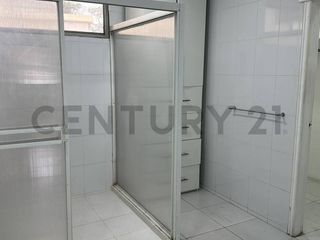 Foto 8 de Se Vende Amplio Departamento Remodelado de Oportunidad en Urdesa