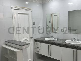 Foto 9 de Se Vende Amplio Departamento Remodelado de Oportunidad en Urdesa