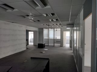 Oficina de medio Piso en Torre Olivetti - Plaza San Martin - Centro