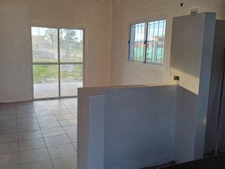 Casa en venta - 2 Dormitorios 1 Baño - Cochera - 400Mts2 - Melchor Romero, La Plata