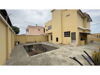Foto 6 de CASA DE 3 PISOS EN VENTA O ALQUILER CERCA AL ESTADIO JOCAY EN MANTA