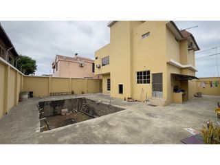 Foto 5 de CASA DE 3 PISOS EN VENTA O ALQUILER CERCA AL ESTADIO JOCAY EN MANTA