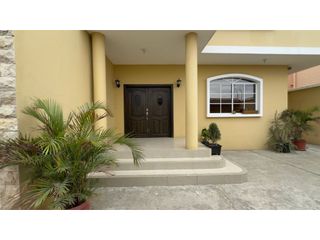 Foto 10 de CASA DE 3 PISOS EN VENTA O ALQUILER CERCA AL ESTADIO JOCAY EN MANTA
