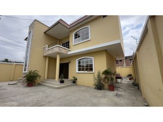 Foto 1 de CASA DE 3 PISOS EN VENTA O ALQUILER CERCA AL ESTADIO JOCAY EN MANTA