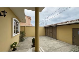 Foto 17 de CASA DE 3 PISOS EN VENTA O ALQUILER CERCA AL ESTADIO JOCAY EN MANTA