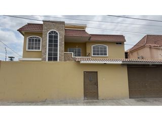Foto 2 de CASA DE 3 PISOS EN VENTA O ALQUILER CERCA AL ESTADIO JOCAY EN MANTA