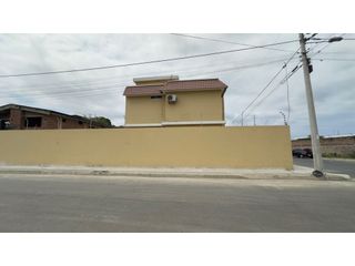 Foto 3 de CASA DE 3 PISOS EN VENTA O ALQUILER CERCA AL ESTADIO JOCAY EN MANTA