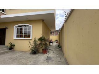 Foto 13 de CASA DE 3 PISOS EN VENTA O ALQUILER CERCA AL ESTADIO JOCAY EN MANTA