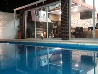 Chalet 4 ambientes en dos plantas con piscina, Barrio López de Gómara