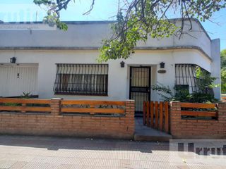 Casa en  Moron a 5 cuadras de Rivadavia y 10 de la estacion