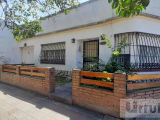 Casa en  Moron a 5 cuadras de Rivadavia y 10 de la estacion
