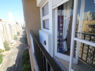 Departamento . Monoambiente a la calle con balcon y vista a plaza Colon