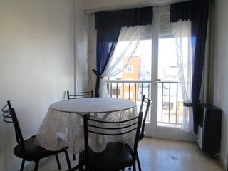 Foto 10 de Departamento . Monoambiente a la calle con balcon y vista a plaza Colon