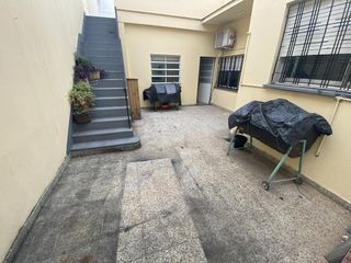 Casa en  venta con  garage, patio y terraza- Liniers