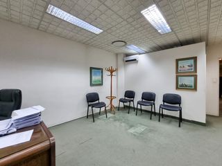 Oficina en centro Porteño Obelisco. Muchas Salas y despachos. Sin expensas