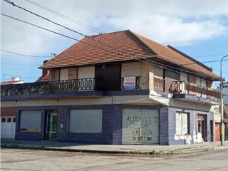 Foto 1 de Chalet 4 ambientes con locales