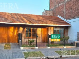 Venta casa 4 ambientes con jardín, cochera y gran fondo libre en Ezpeleta Este (30118)