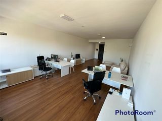 Moderna Oficina en San Isidro, 50 m2 y 2 cocheras