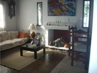 Foto 2 de Excelente casa en lote propio 3 amb con escritorio ,jardín y garage