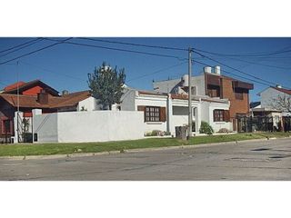 Foto 8 de Excelente casa en lote propio 3 amb con escritorio ,jardín y garage