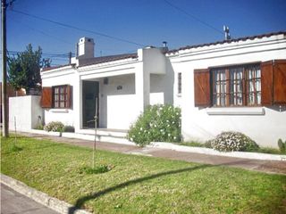Foto 1 de Excelente casa en lote propio 3 amb con escritorio ,jardín y garage