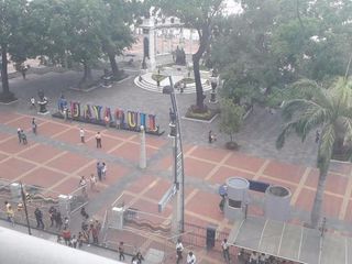 SE ALQUILA OFICINA CON VISTA AL MALECÓN 2000