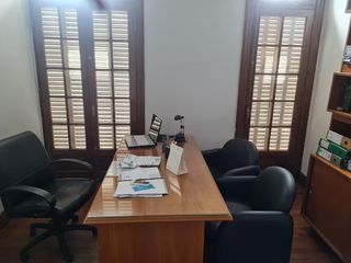 Foto 2 de Alquiler Oficina Comercial Reciclada 6 privados sala de reuniones $300.000.