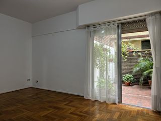 Venta 2 ambientes en planta baja con patio y cocina separada.