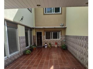 Casa en venta - 4 dormitorios 3 baños patio terraza  - 265mts2 - Pompeya