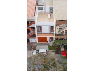 Foto 18 de VENDO CASA ESTRENO FRENTE A PARQUE  EN URB.SAN ISIDRO