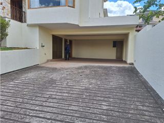 Casa de arriendo en Cumbayá 512 m2 a media cuadra del SCALA