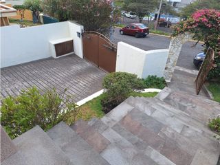 Casa de arriendo en Cumbayá 512 m2 a media cuadra del SCALA